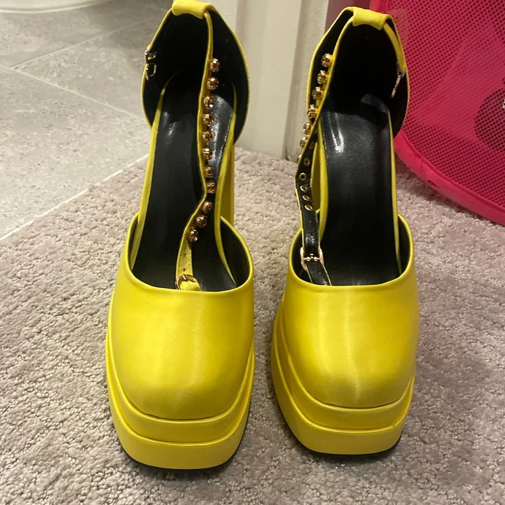 Yellow platforms - Picture 1 of 4